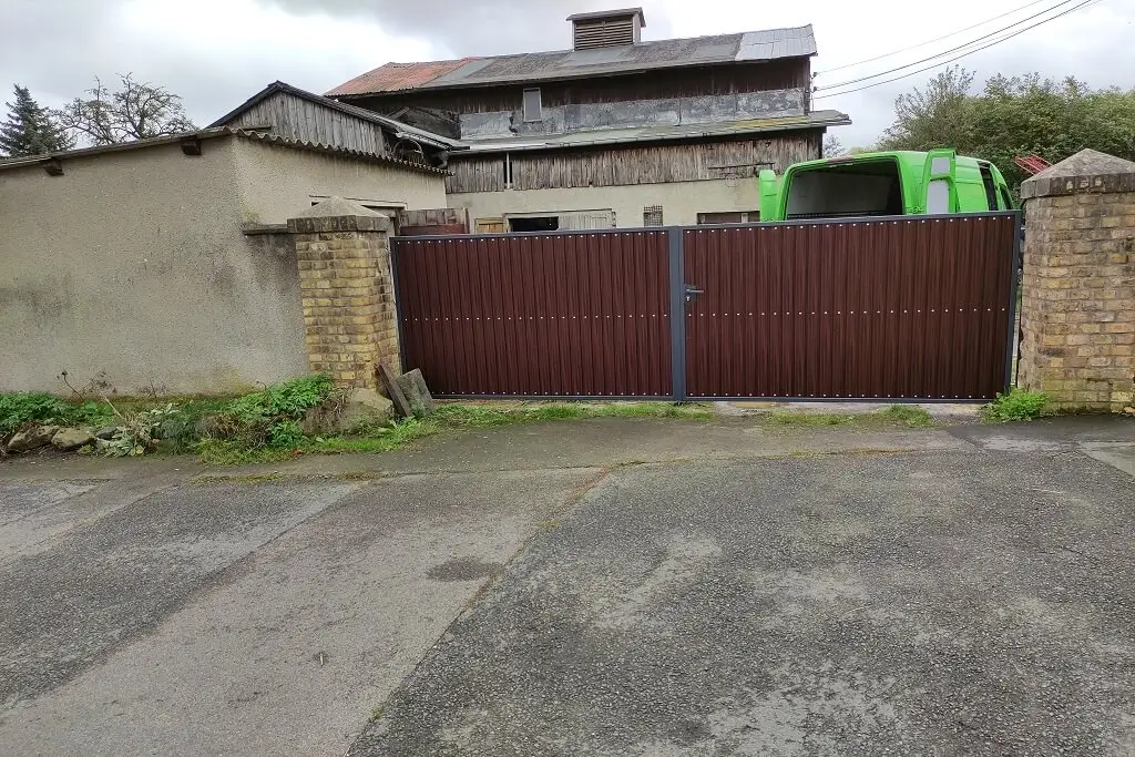 Zweiflügeliges Tor mit Kunststofffüllung